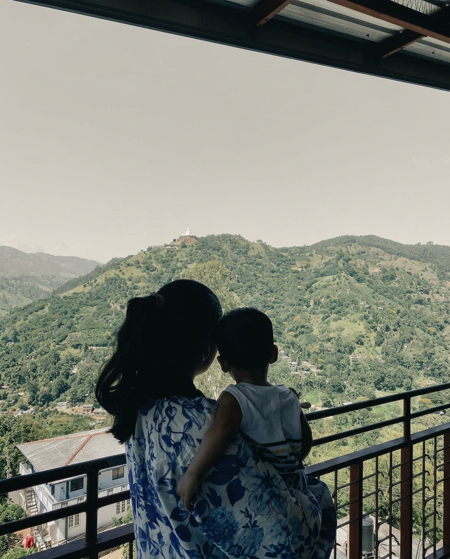 Mère et enfant contemplant les montagnes du Sri Lanka